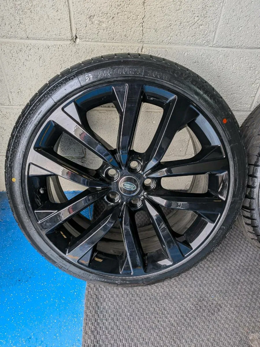 Lot 57Land Rover 21” Gloss Black Alloys + 245/40 R - Image 2