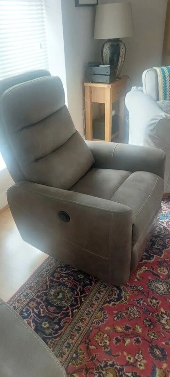 Two Myers electric reclining armchairs with rock and swivel function. - Image 3