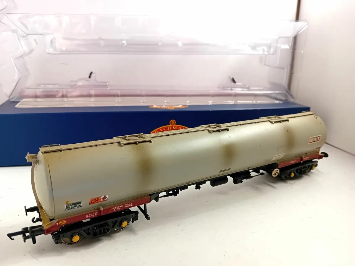 MODEL RAILWAY  BACHMANN   T E A   BOGIE  TANKERS - Image 1