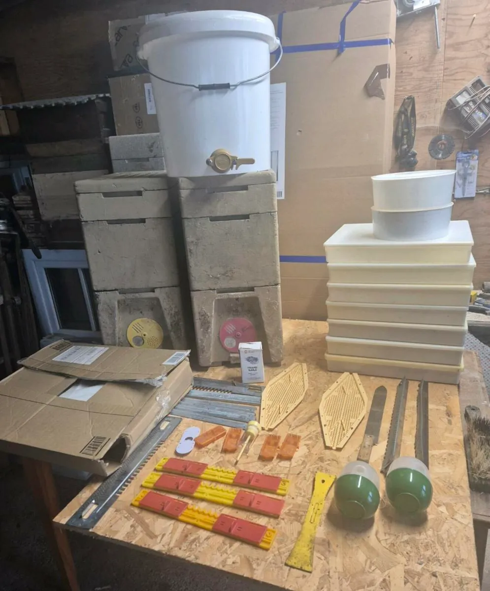 Beekeeping equipement - Image 1