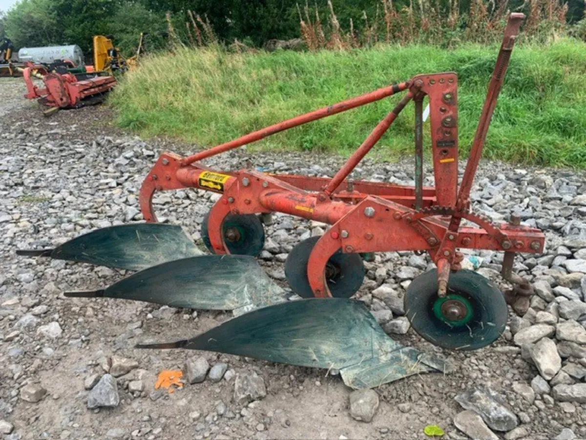 KVERNELAND 3 X 12" PLOUGH - Image 1