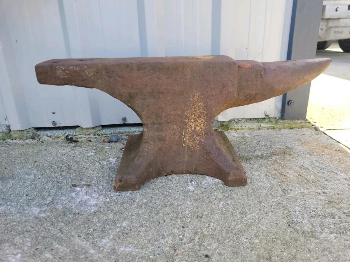 Blacksmith anvil and leg vice - Image 1