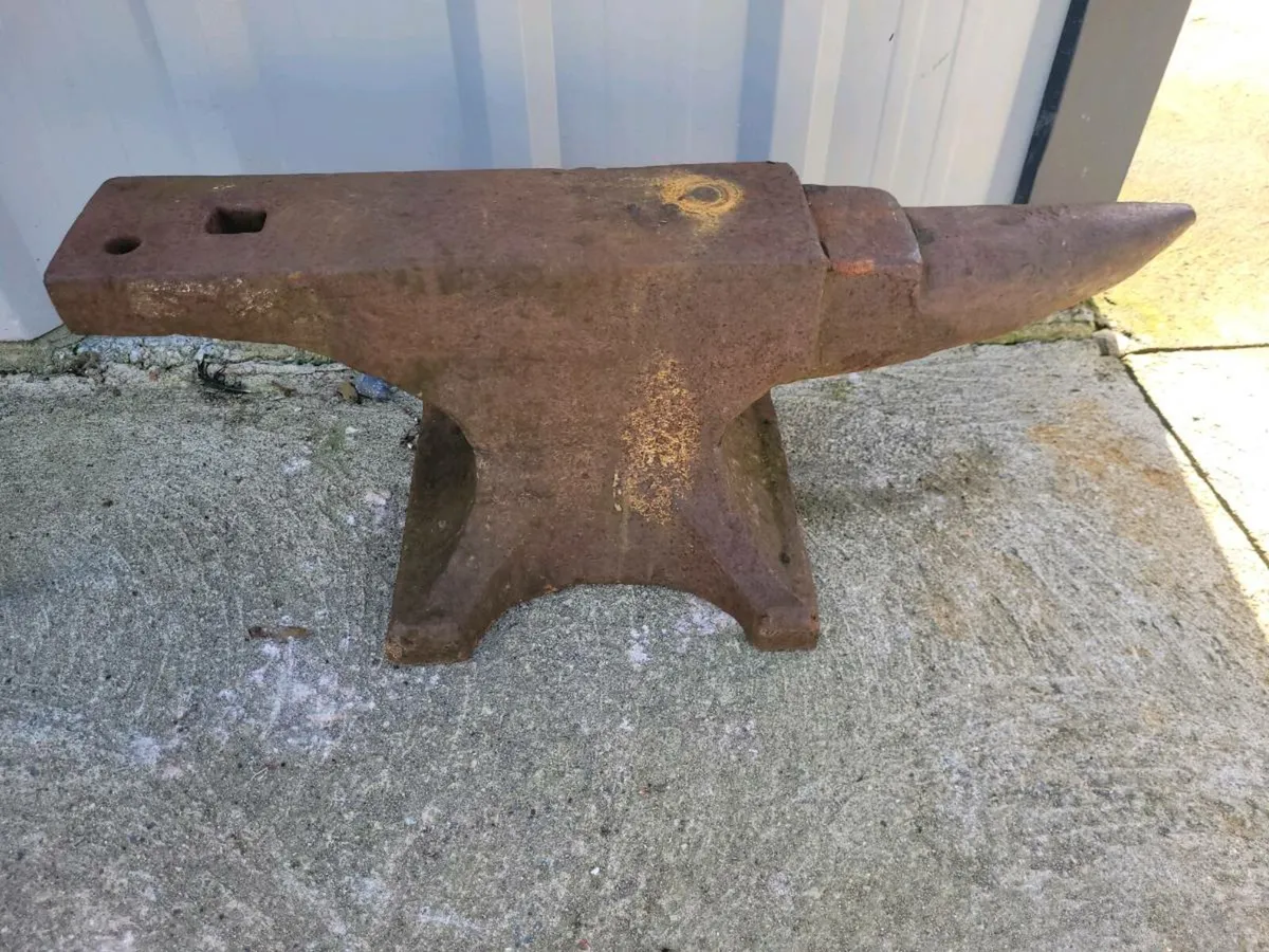 Blacksmith anvil and leg vice - Image 2