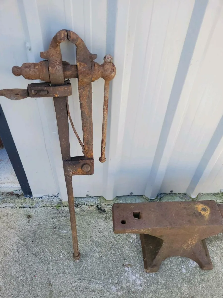 Blacksmith anvil and leg vice - Image 3