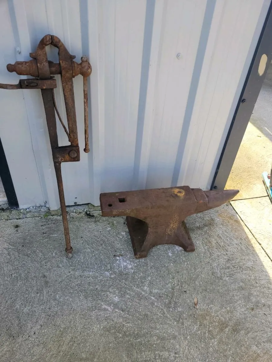 Blacksmith anvil and leg vice - Image 4