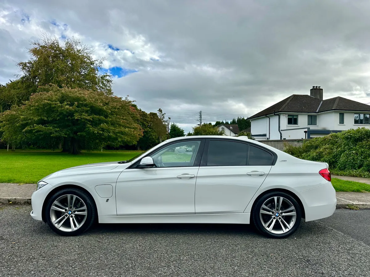 BMW 330e M Sport | Leather | May 27 nct. - Image 2