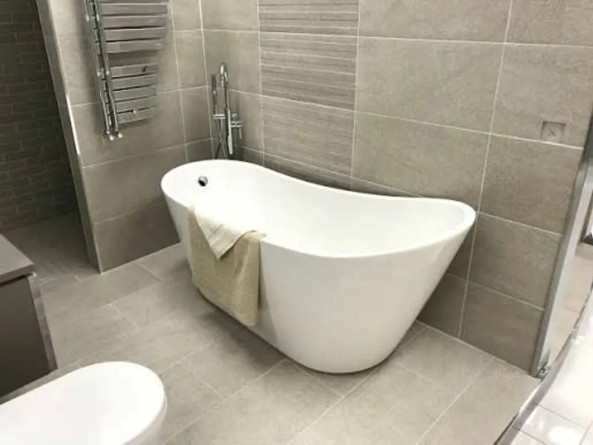 Full bath suite - Image 1