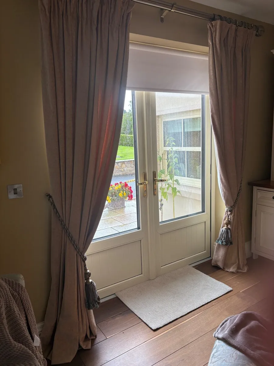 Curtains - Image 4