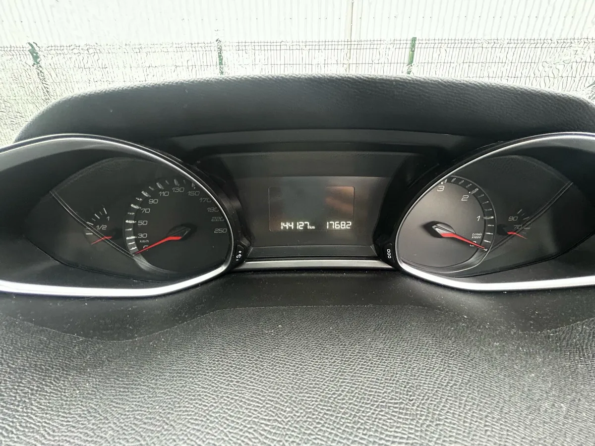 162 Peugeot 308 Grey 1.6 diesel - Image 4