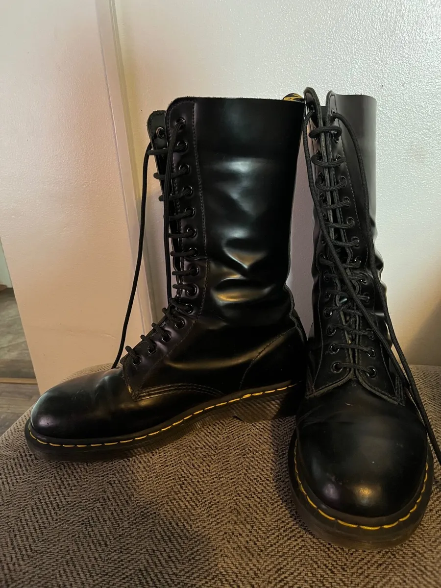 14 hole doc marten boots size 9 1/2 - Image 1