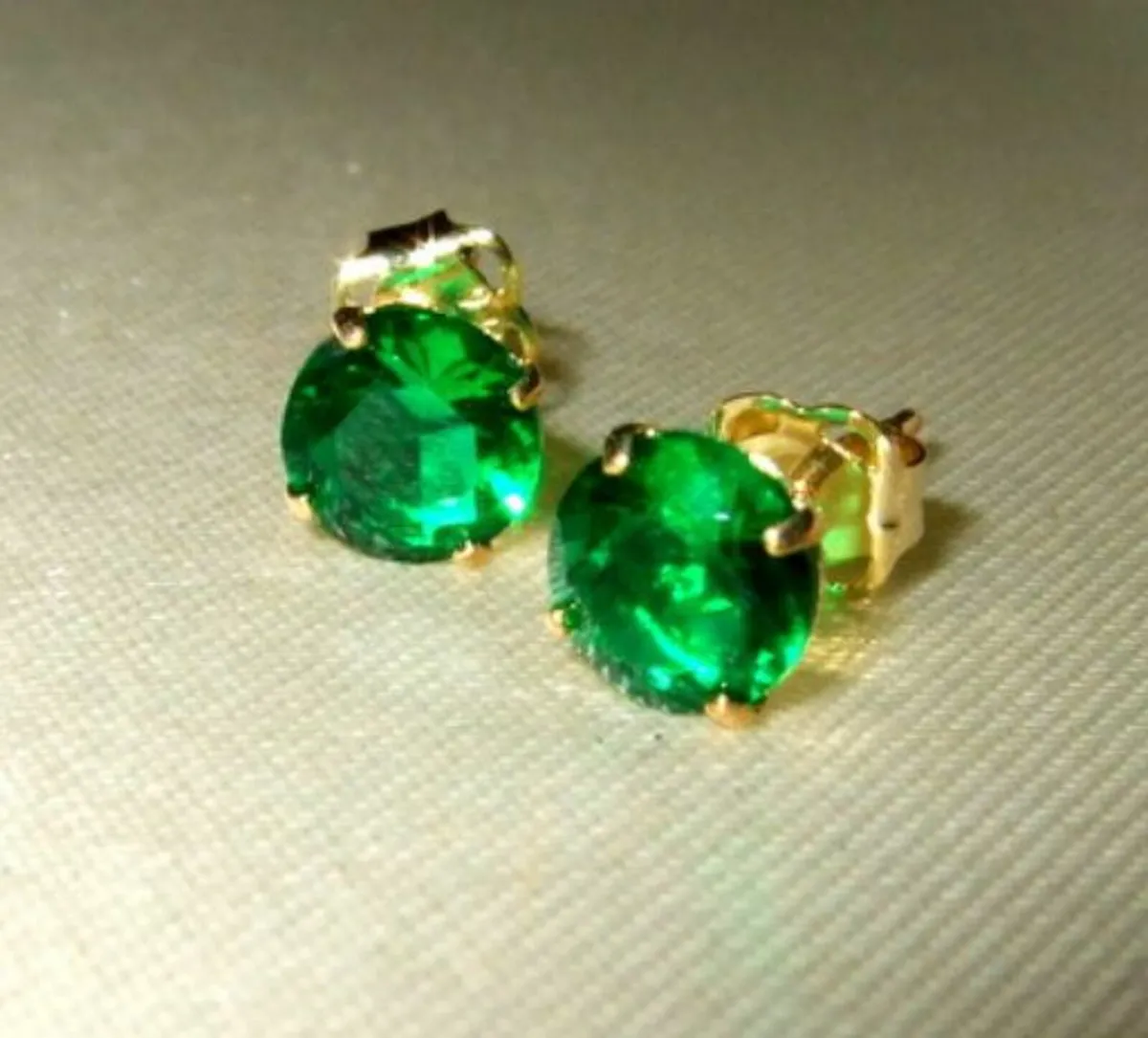 Vintage Hallmarked 9ct Gold Emerald Stud Earrings - Image 2