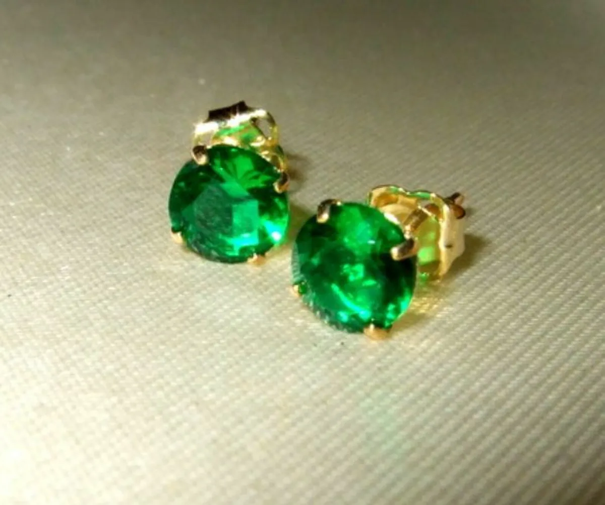 Vintage Hallmarked 9ct Gold Emerald Stud Earrings - Image 3