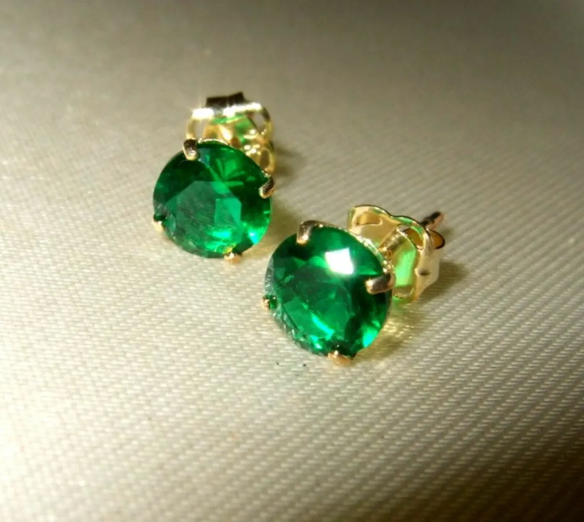Vintage Hallmarked 9ct Gold Emerald Stud Earrings - Image 4