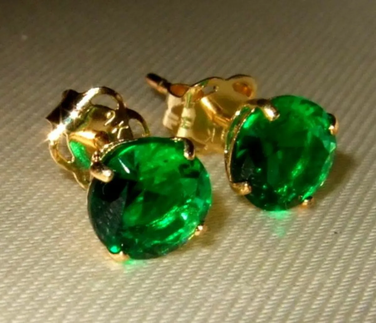 Vintage Hallmarked 9ct Gold Emerald Stud Earrings - Image 1