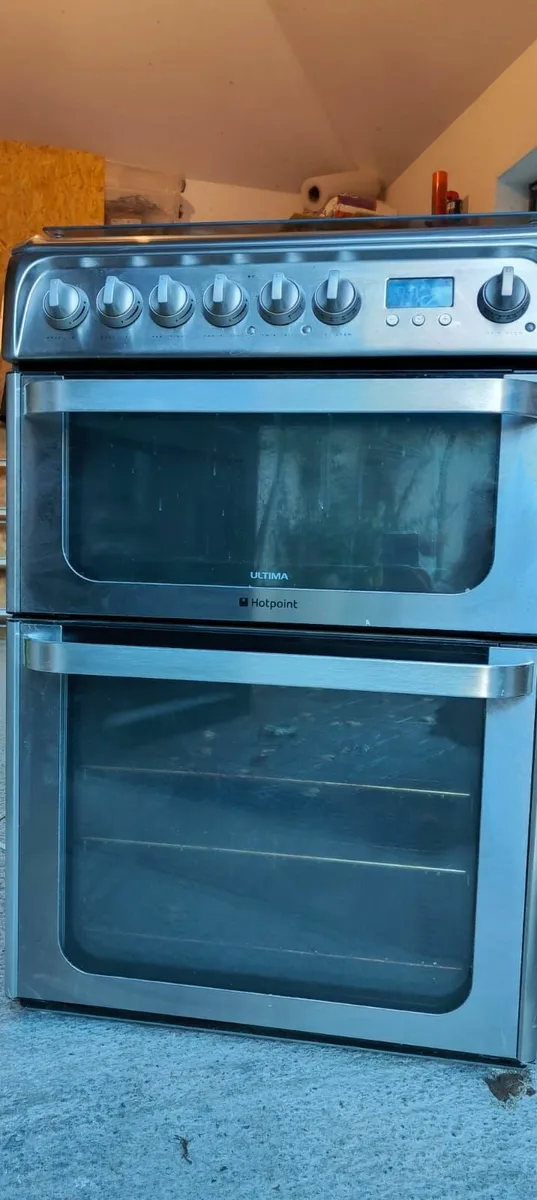 Hotpoint gas cooker60cm + Built-in fridge freezer - Image 1