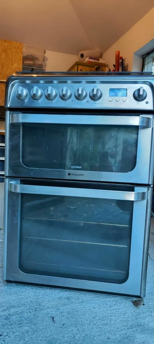 Hotpoint gas cooker60cm + Built-in fridge freezer - Image 2