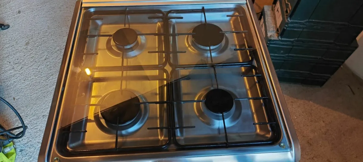 Hotpoint gas cooker60cm + Built-in fridge freezer - Image 3