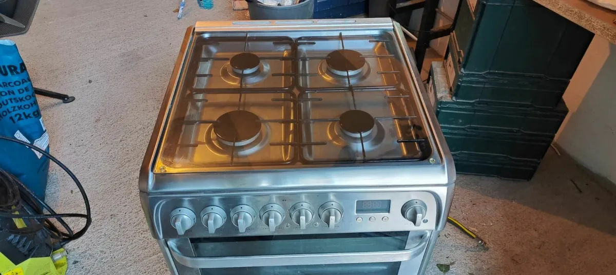 Hotpoint gas cooker60cm + Built-in fridge freezer - Image 4