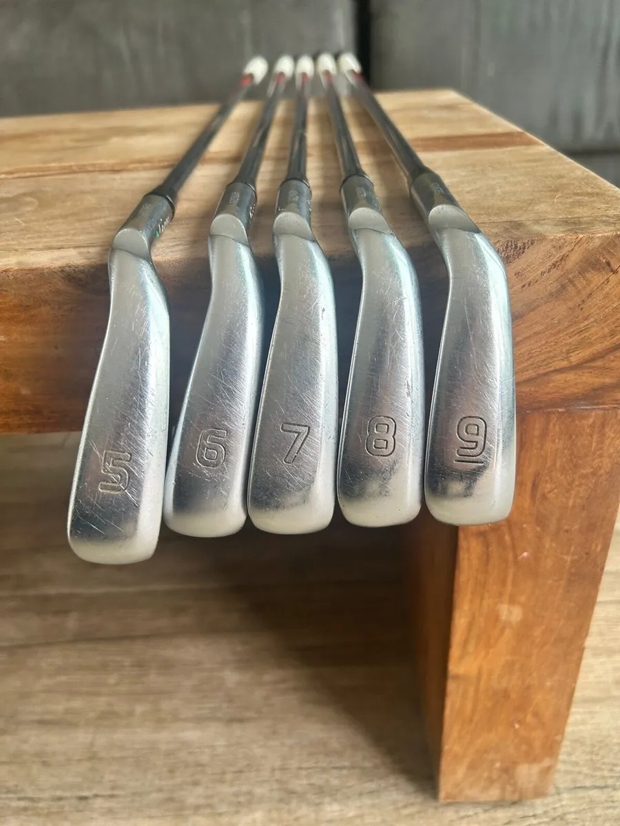 Set of five iron golf clubs (5-9) - Image 1