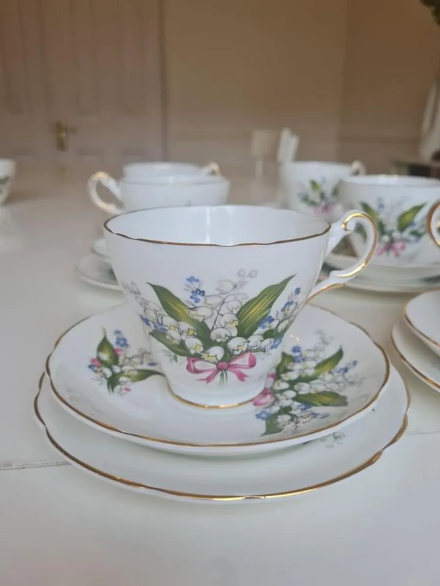 Regency English Bone China 21 Piece Lily of the Valley Pattern Gold Scalloped Rim Footed England - Image 1