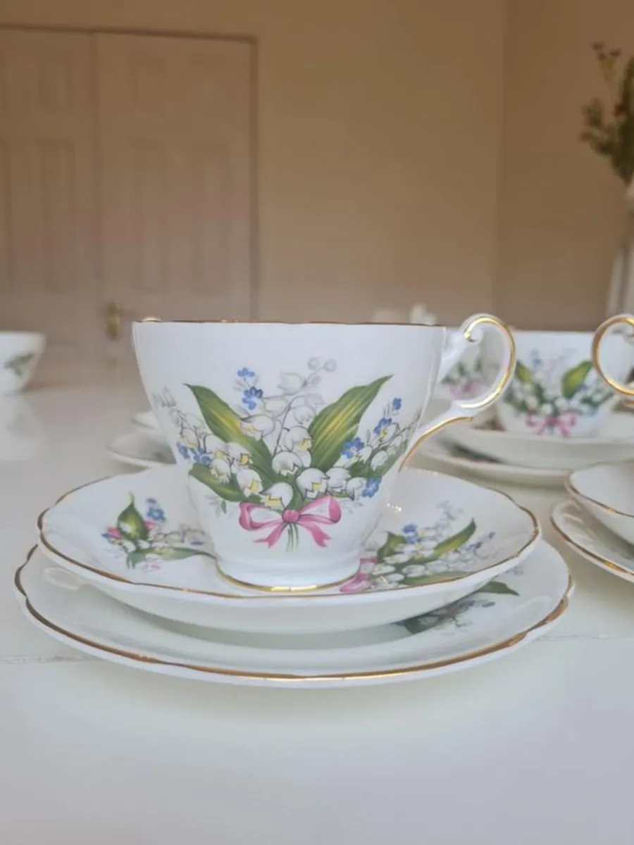 Regency English Bone China 21 Piece Lily of the Valley Pattern Gold Scalloped Rim Footed England - Image 2