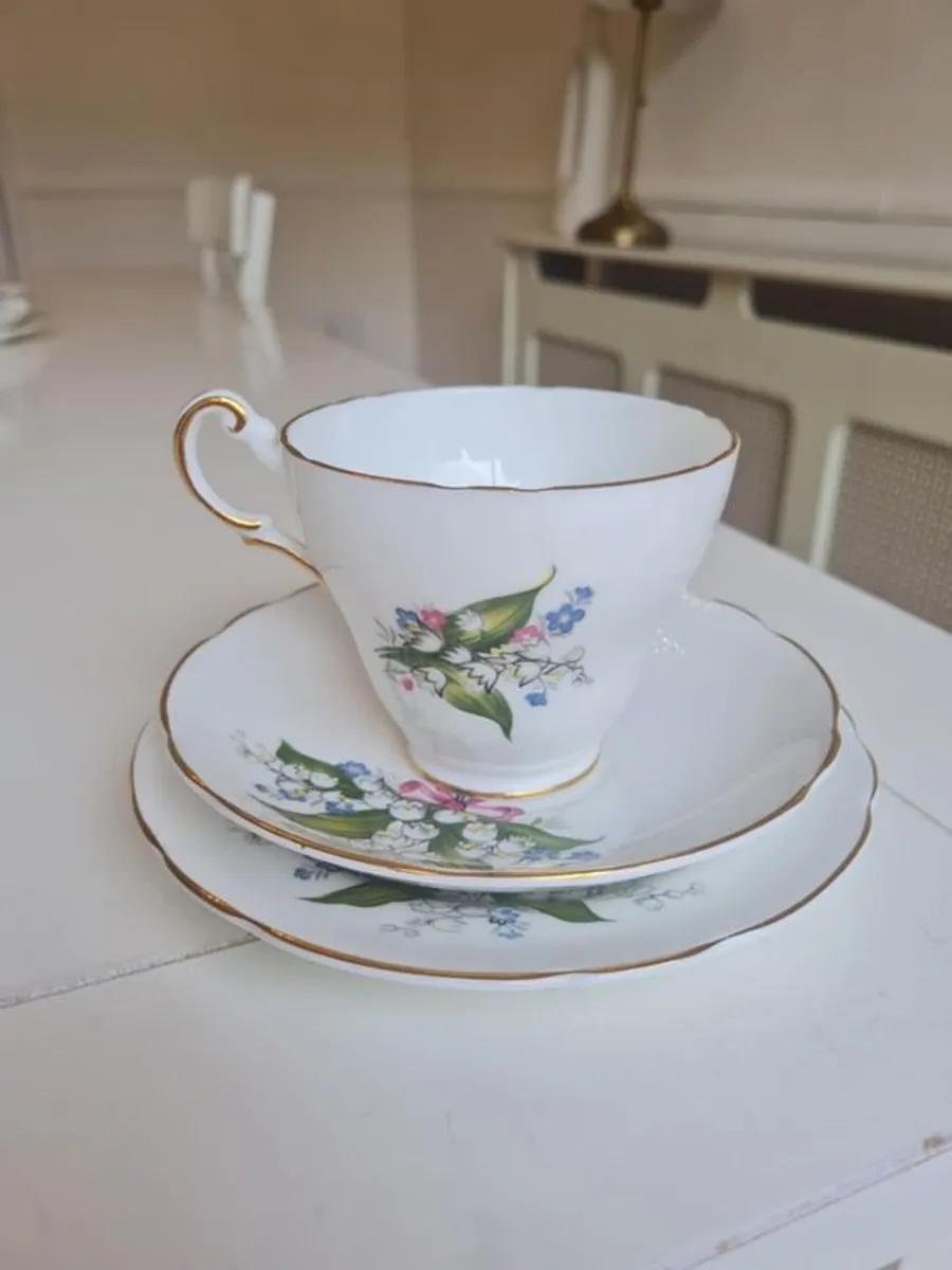 Regency English Bone China 21 Piece Lily of the Valley Pattern Gold Scalloped Rim Footed England - Image 3