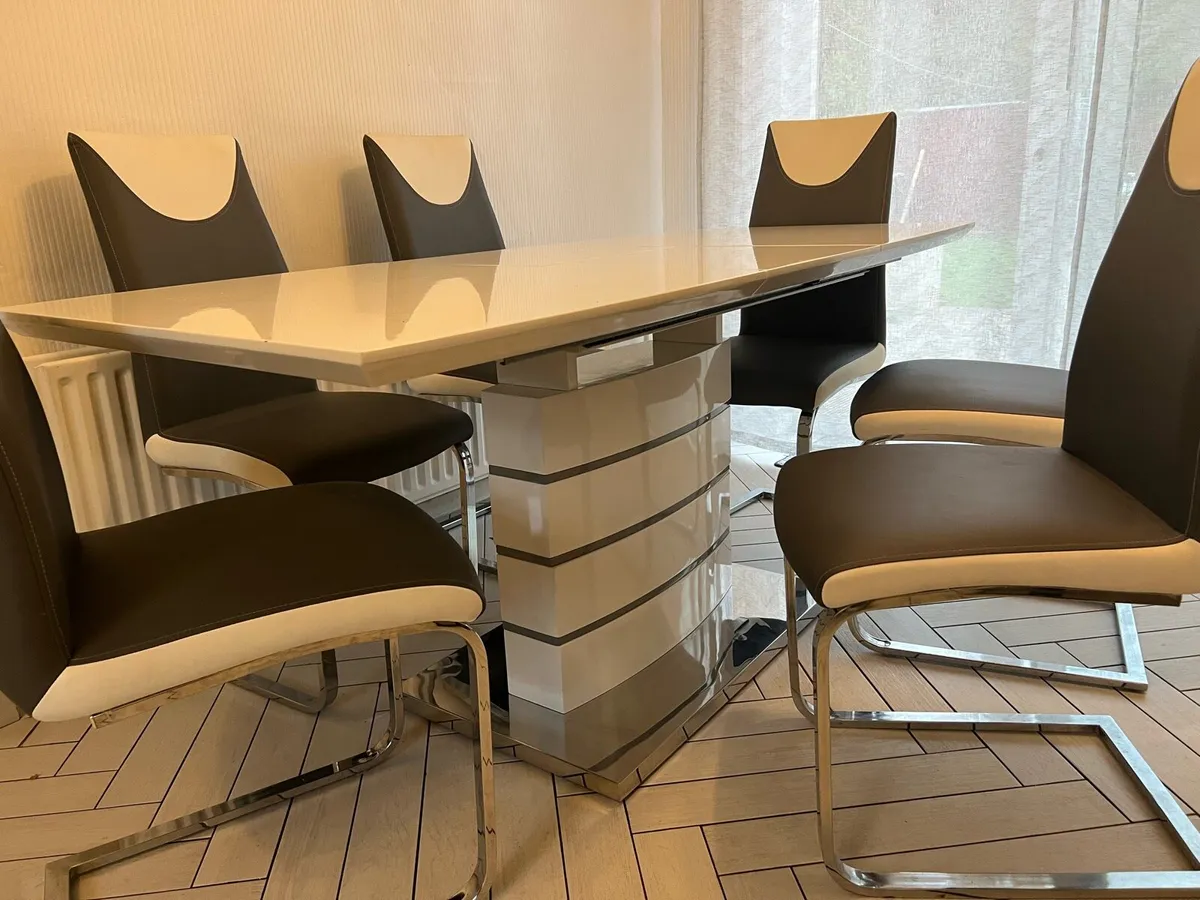 Extendable kitchen table and six chairs - Image 1