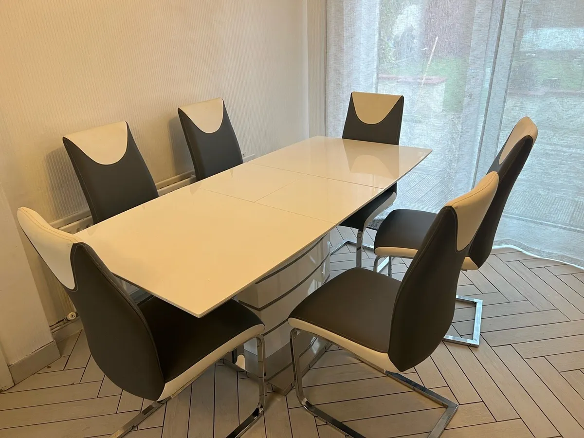 Extendable kitchen table and six chairs - Image 2