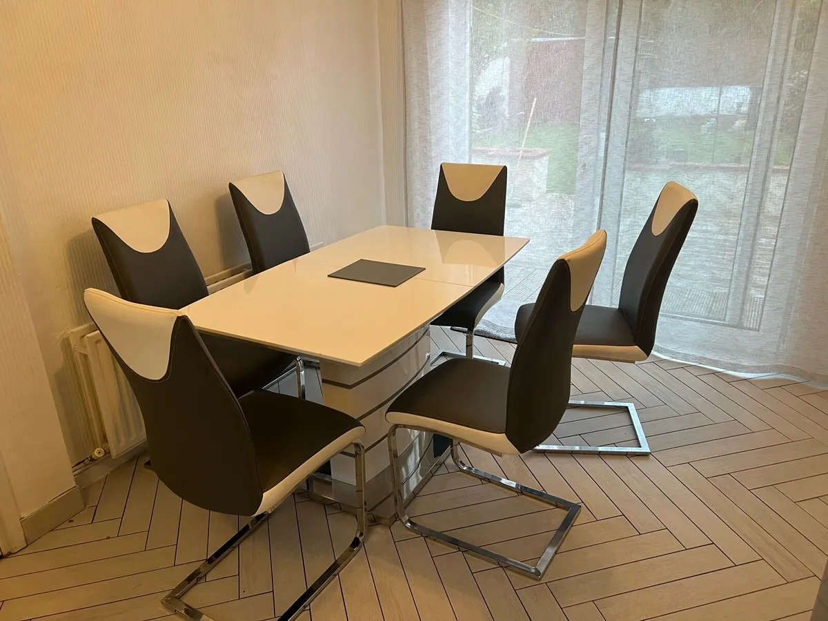 Extendable kitchen table and six chairs - Image 3