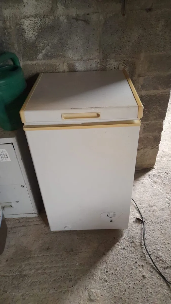 Freezer for sale used but works - Image 1