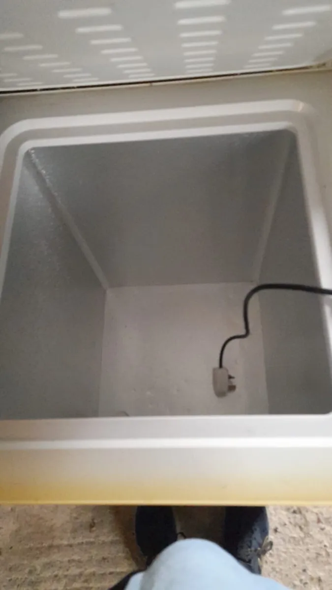 Freezer for sale used but works - Image 2