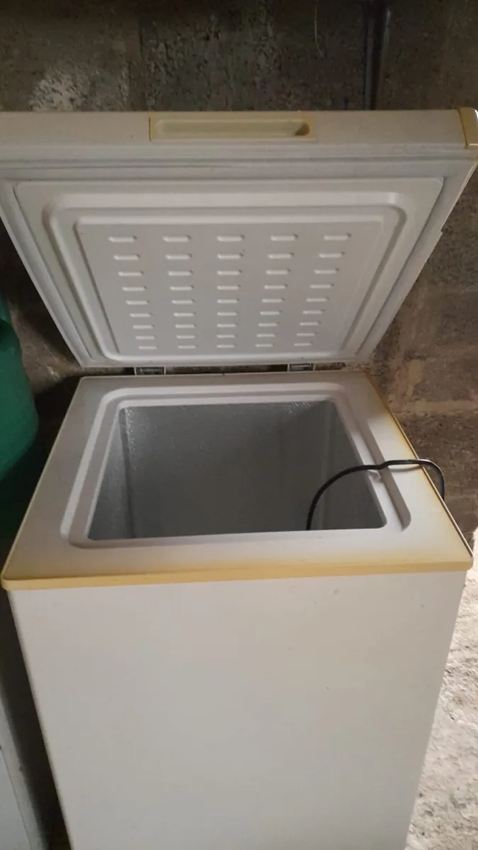 Freezer for sale used but works - Image 3