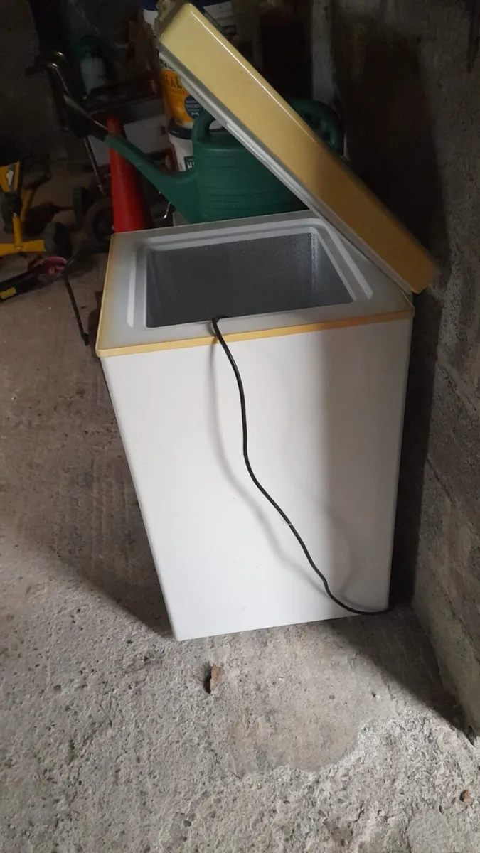 Freezer for sale used but works - Image 4