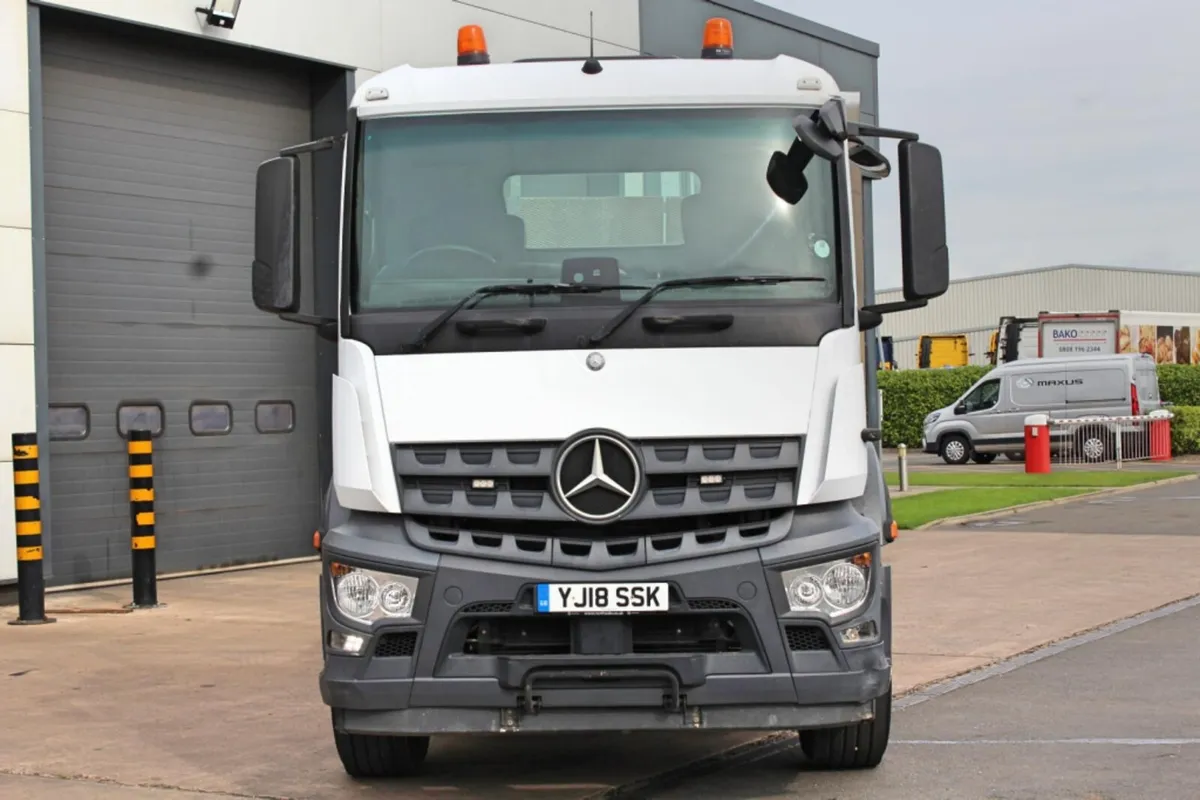 2018 MERC AROCS 2532L 6X2 CHEESWEDGE  BEAVERTAIL - Image 2