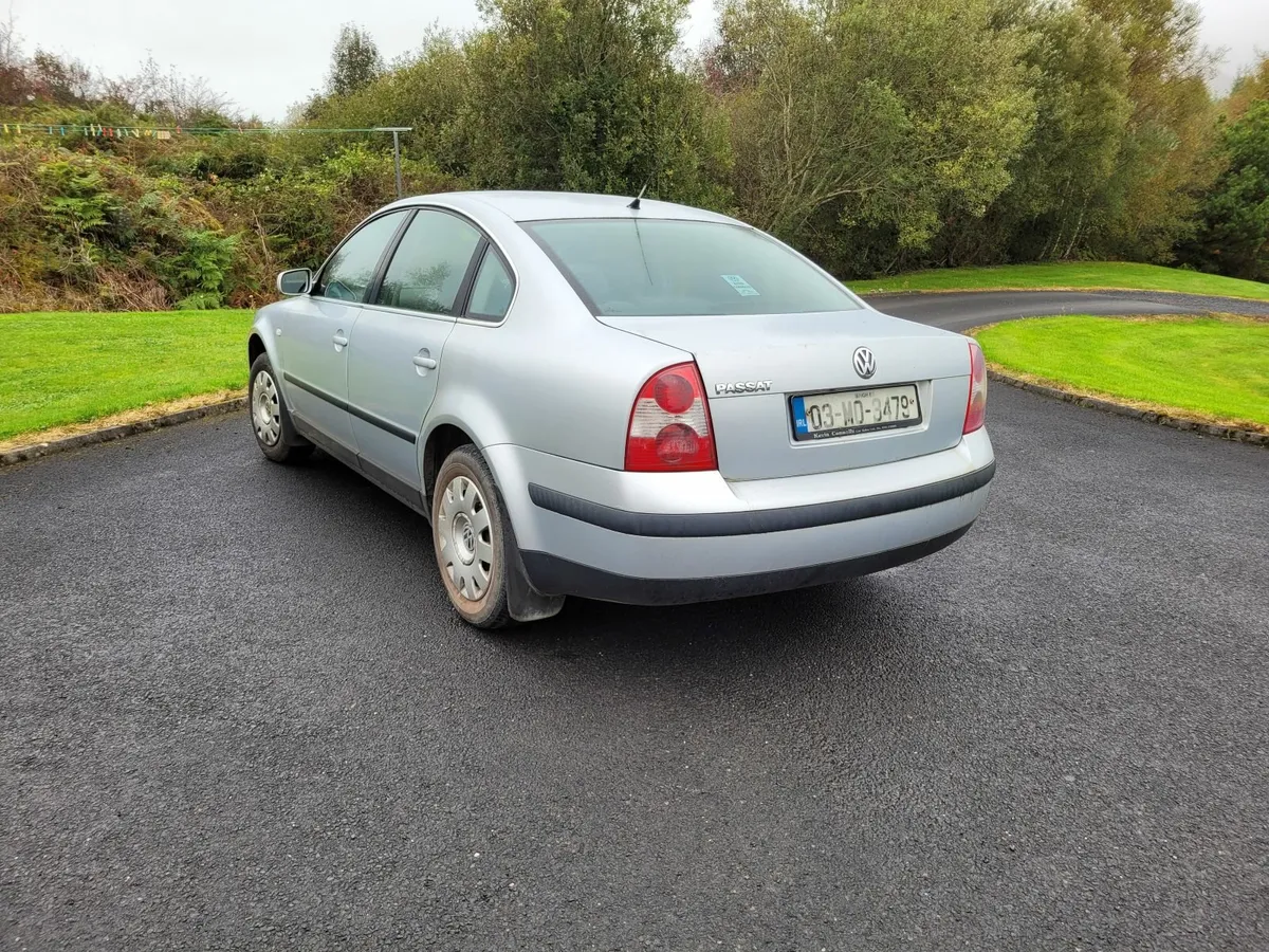 Volkswagen Passat 2003 - Image 2