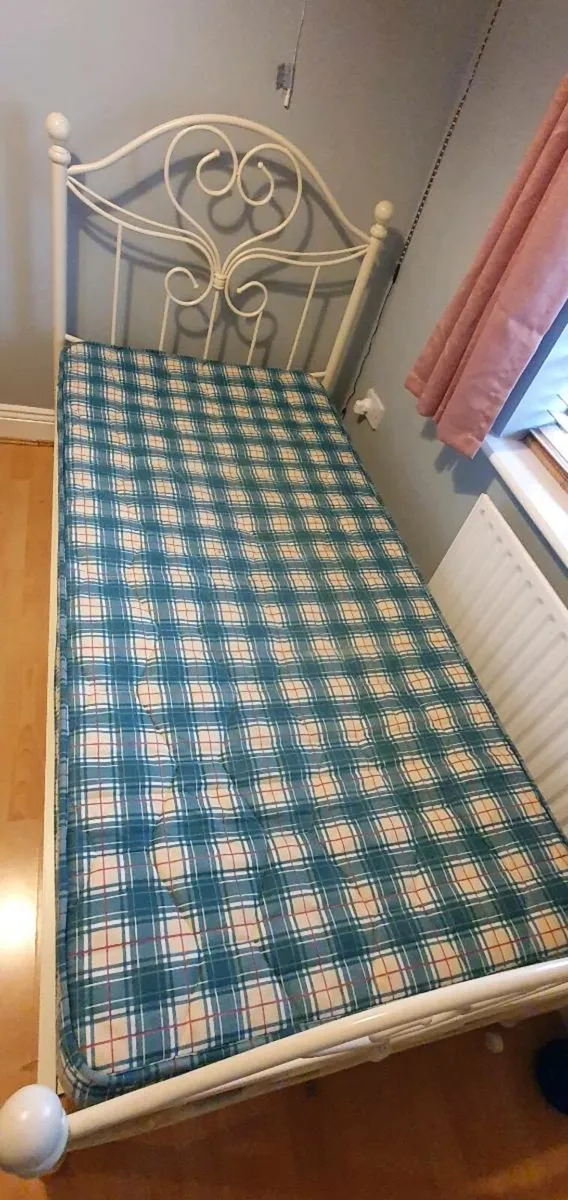 Single bed - Image 1