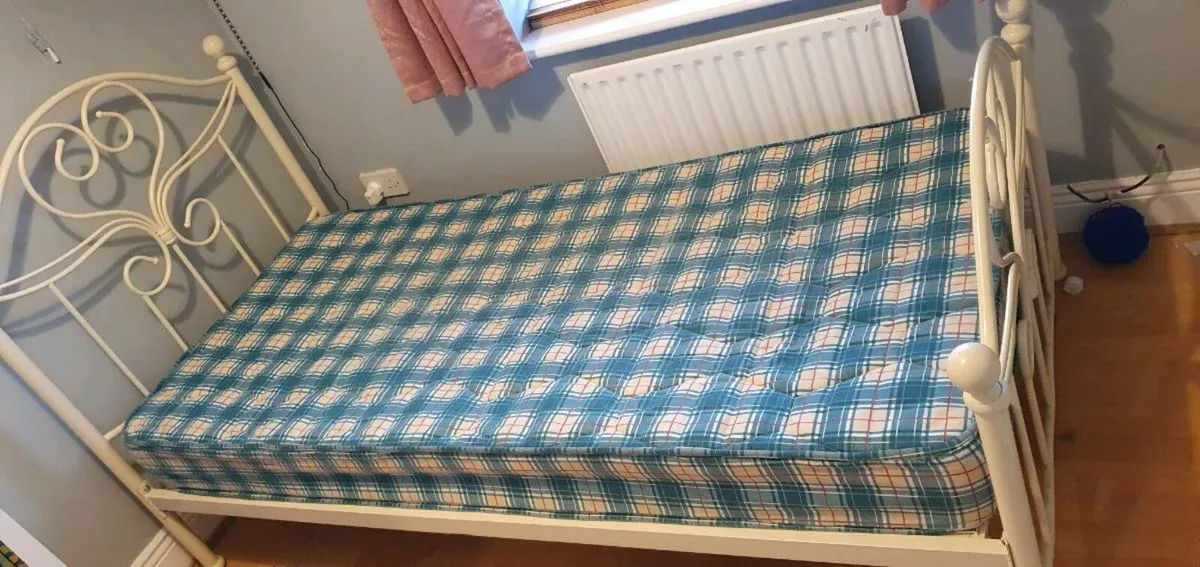 Single bed - Image 2