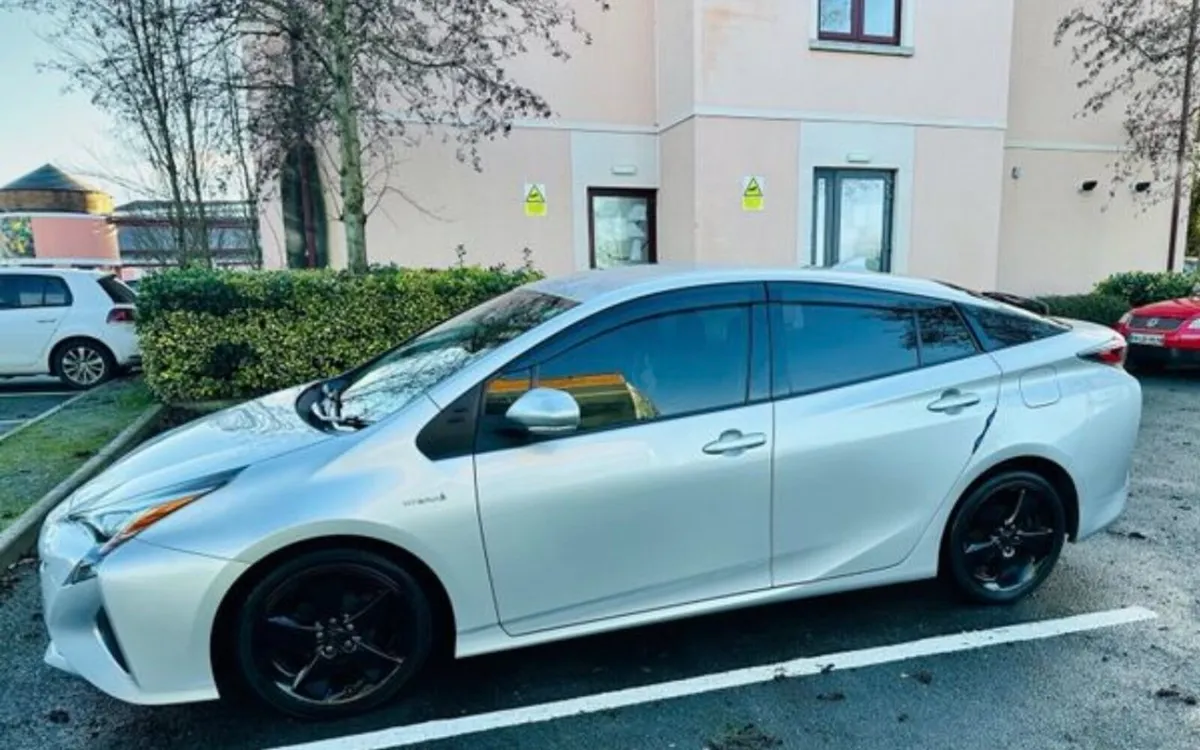 TOYOTA Prius 2016 Hybrid - Image 2