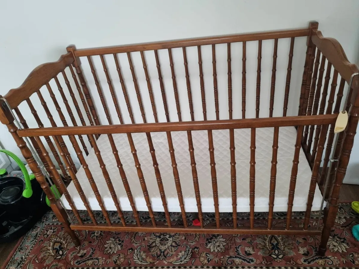 Baby cot with mattress - Image 1