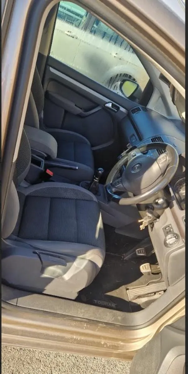 Volkswagen Touran 2015 - Image 2