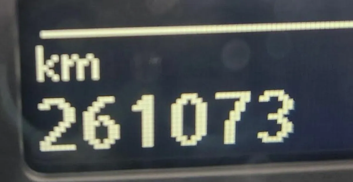 Volkswagen Touran 2015 - Image 2