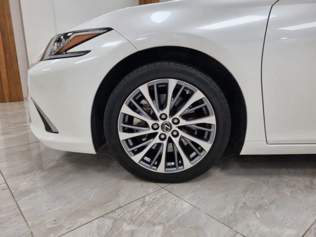 Lexus ES 300h Sunroof - Image 4