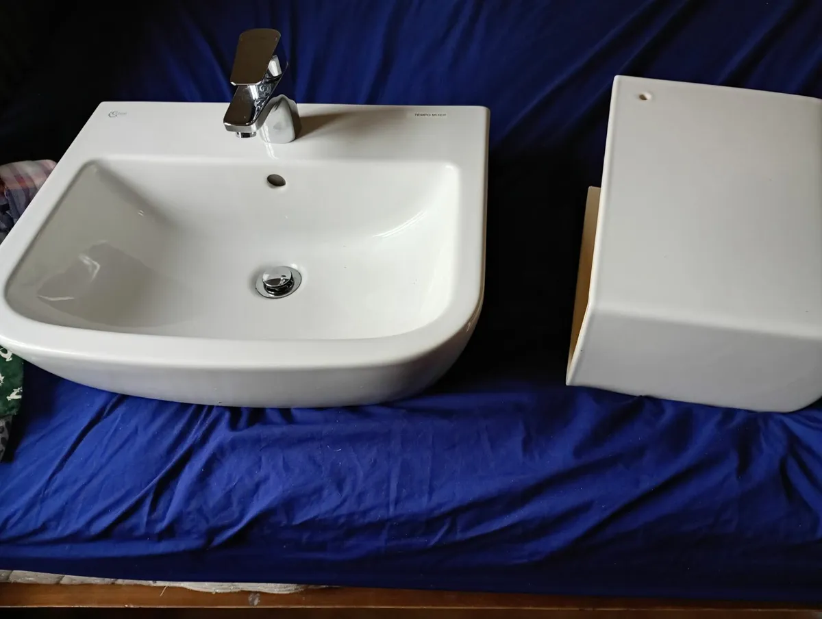 Bathroom sink - Image 1