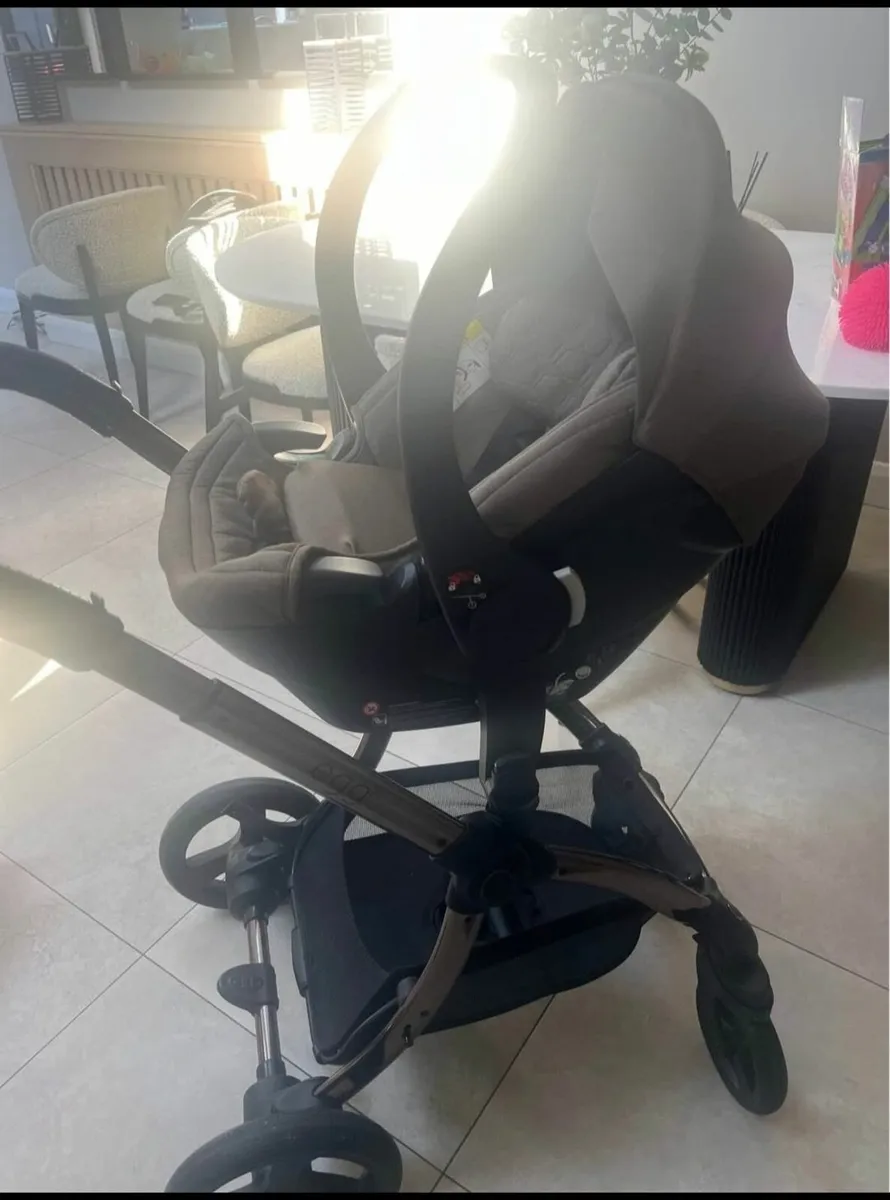 Egg Travel System (pram, stroller & car seat) - Image 2