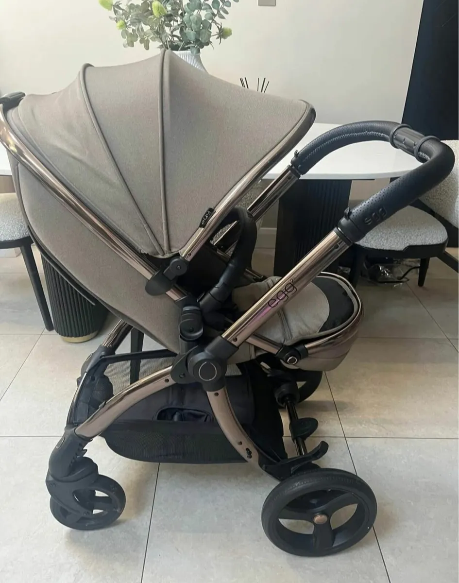 Egg Travel System (pram, stroller & car seat) - Image 3