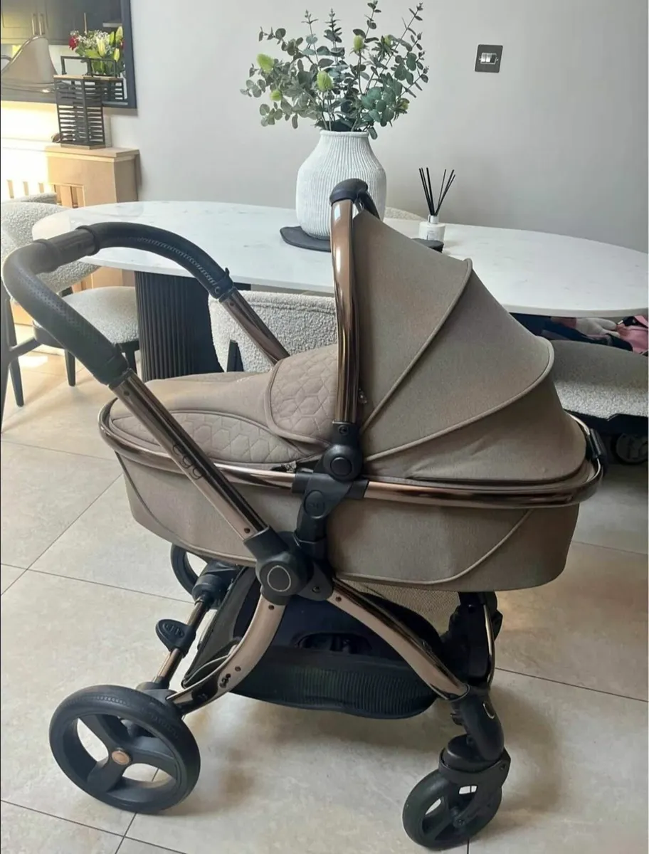 Egg Travel System (pram, stroller & car seat) - Image 1