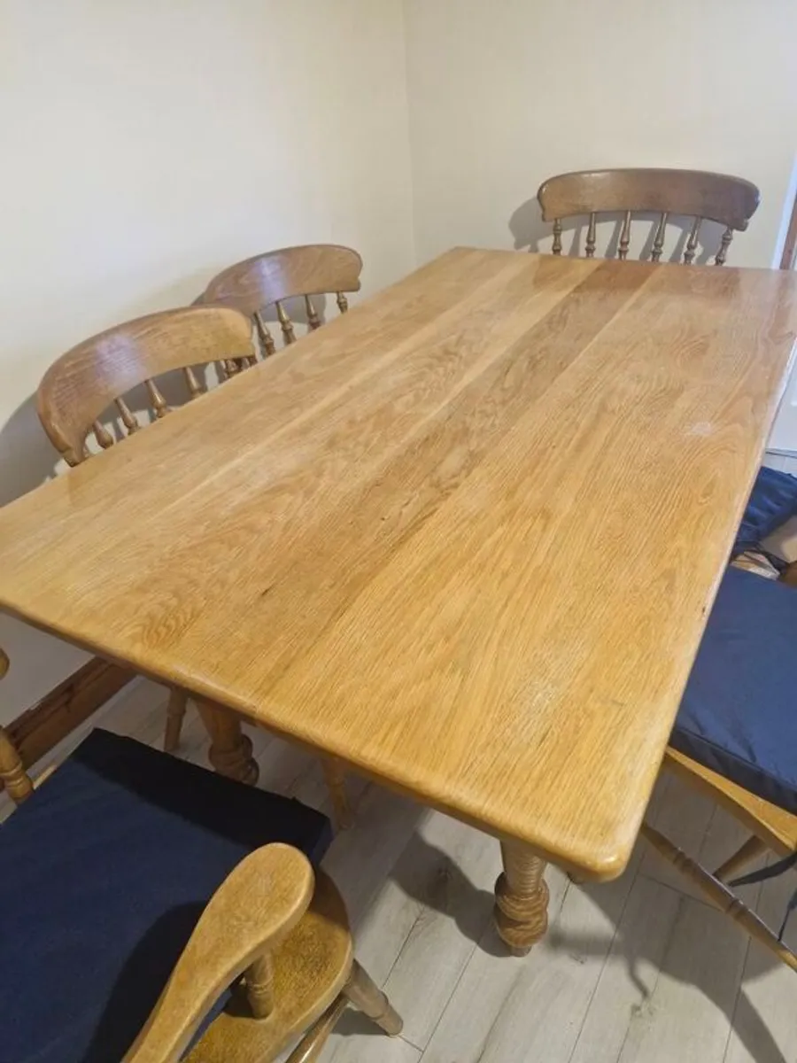 Solid oak kitchen table and 6 chairs - Image 1