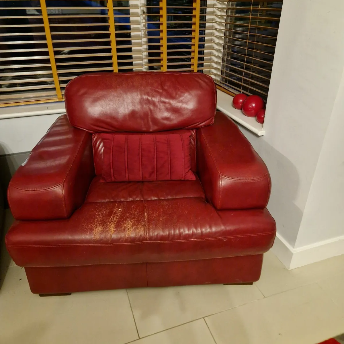 Free sofa, two 3 seaters, one single seat and pouf - Image 4