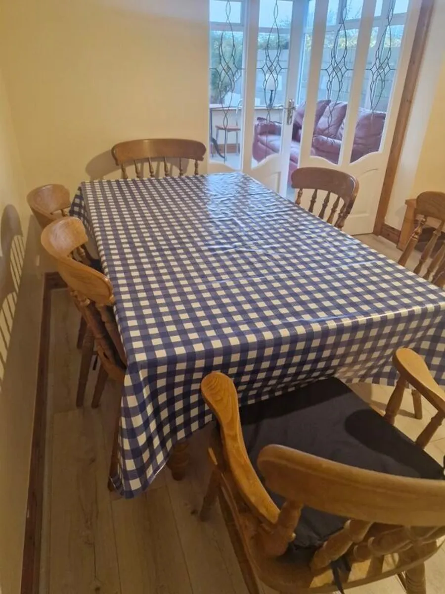 Solid oak kitchen table and 6 chairs - Image 2
