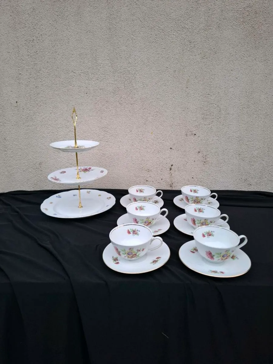 China cake stand and cups - Image 1